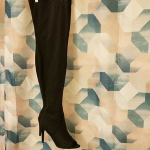 LADIES BOOT - SIZE 11  SATIN BLACK